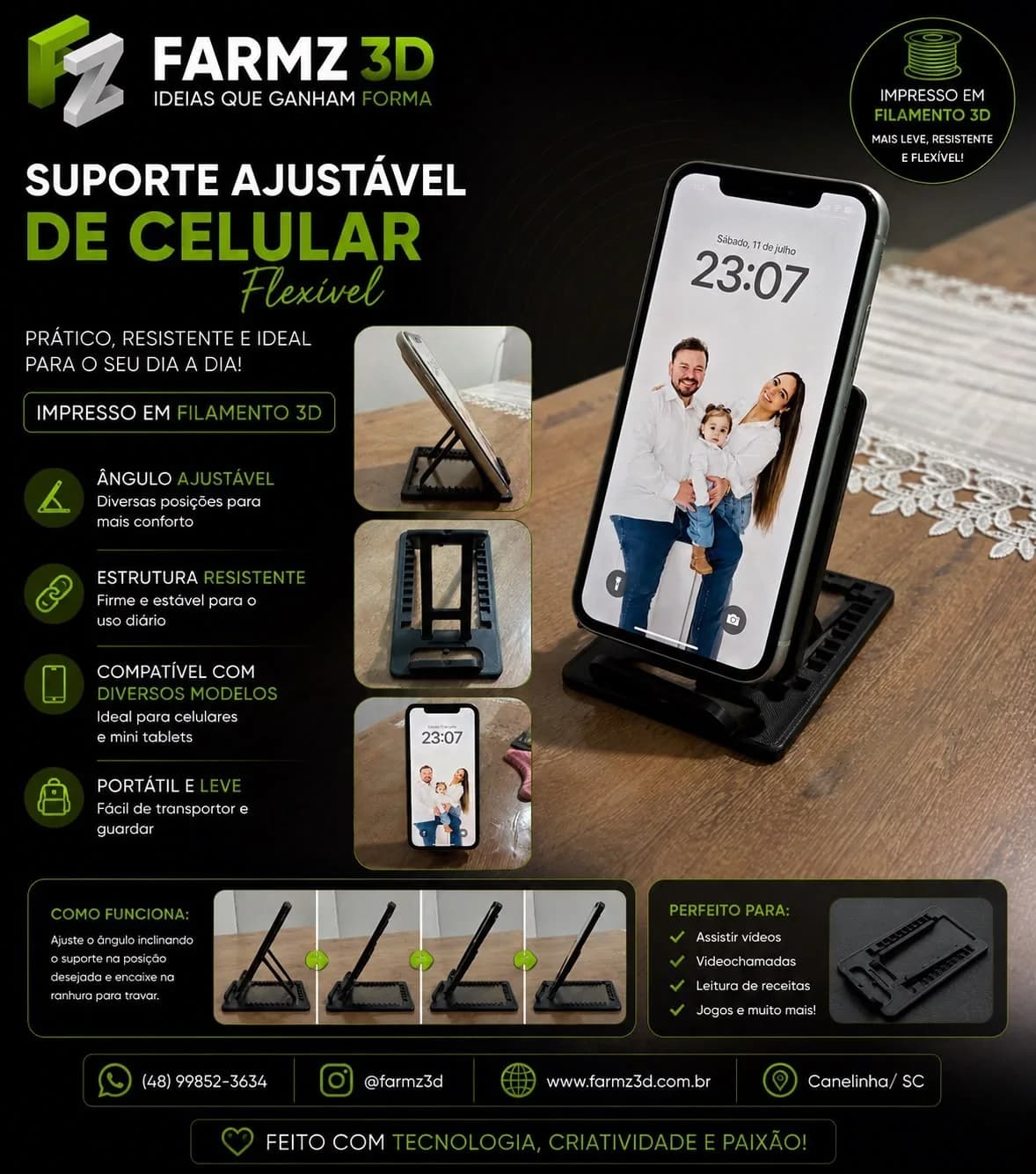 Suporte ajustável preto com base ranhurada e apoio inclinado segurando um celular sobre mesa de madeira.