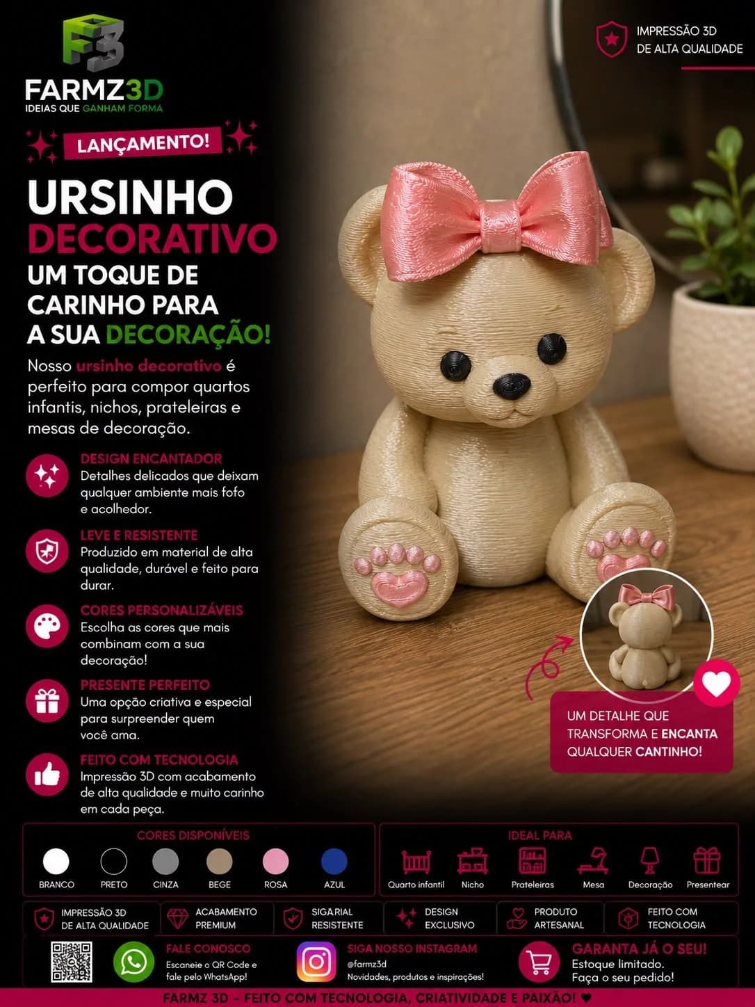 Ursinho decorativo bege impresso em 3D com laço rosa na cabeça e patinhas rosa, sobre mesa de madeira.